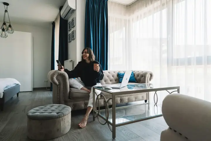 Una persona en el sofá con el celular